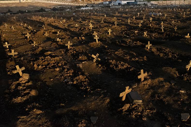 As cruzes no cemitério revelam a gravidade da situação da pandemia no Brasil